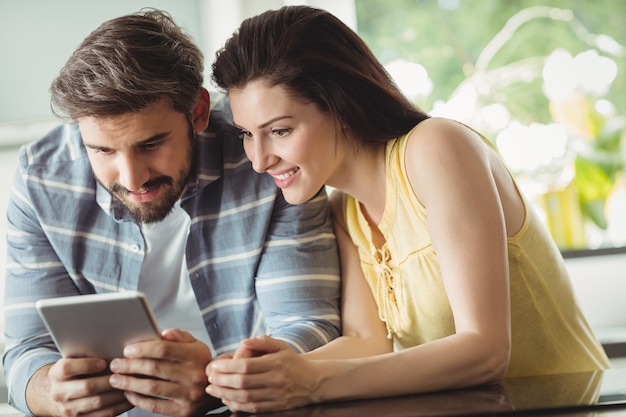 Pareja feliz con tableta digital