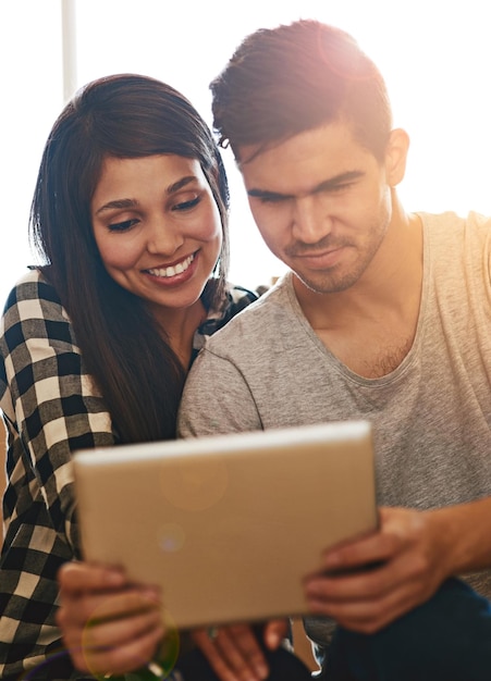 Pareja feliz tableta y ver películas en casa en línea y transmisión en el sitio web juntos personas suscripción e internet en la aplicación para series o entretenimiento unión y apoyo en la relación