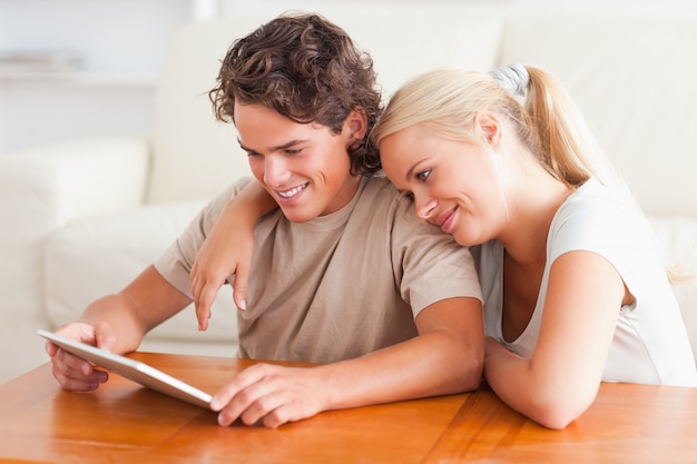 Pareja feliz con una tableta