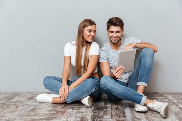 Pareja feliz con una tableta