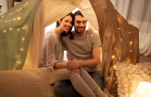 Foto pareja feliz en la tienda de los niños en casa