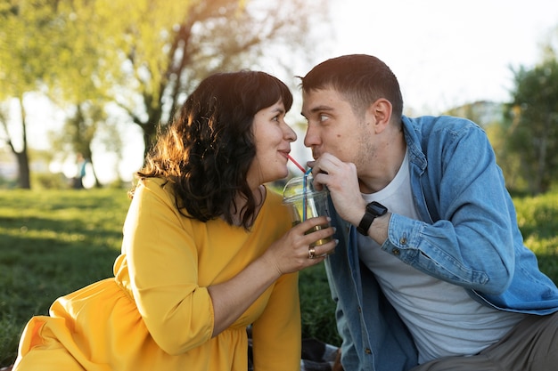 Foto pareja feliz de tiro medio con bebida