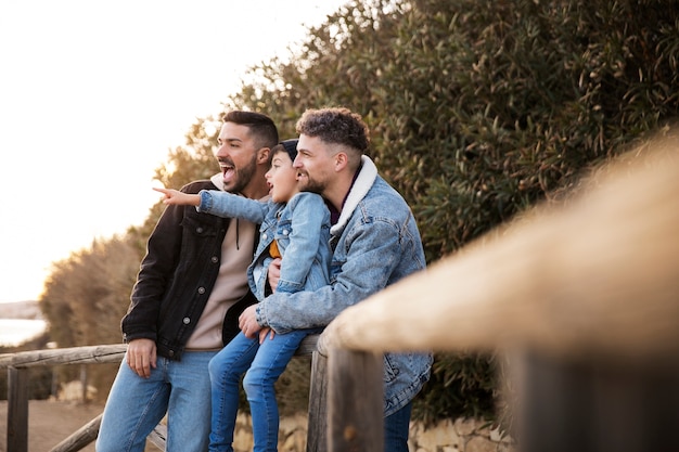 Foto pareja feliz de tiro medio con niño