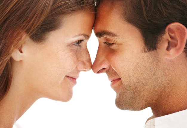 Una pareja feliz toca la nariz y se une por amor y cuidado en la luna de miel con romance Hombre mujer y cara para la intimidad en el matrimonio en una relación saludable y renueva el compromiso en el aniversario