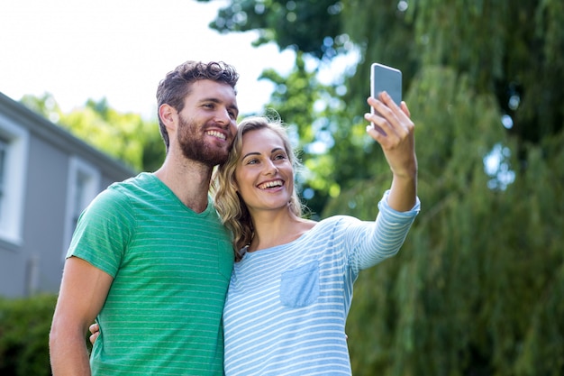 Pareja feliz tomando selfie