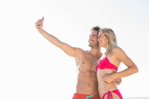 Pareja feliz tomando un selfie