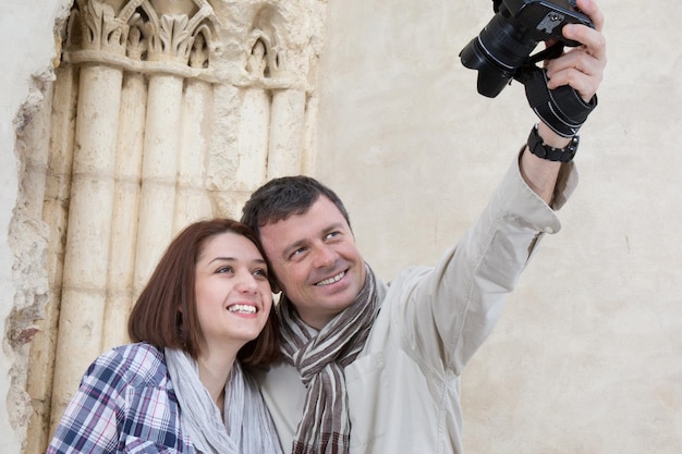 Una pareja feliz de turistas tomándose una foto