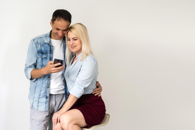 Foto pareja feliz usando teléfono inteligente juntos