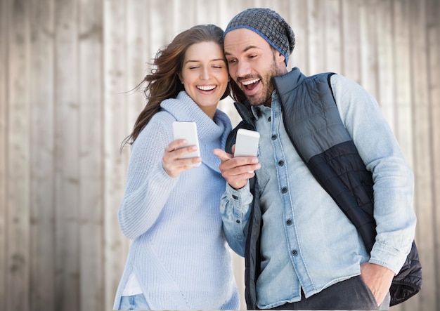 Pareja feliz usando teléfono móvil