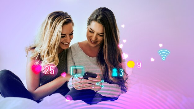 Pareja feliz usando un teléfono móvil