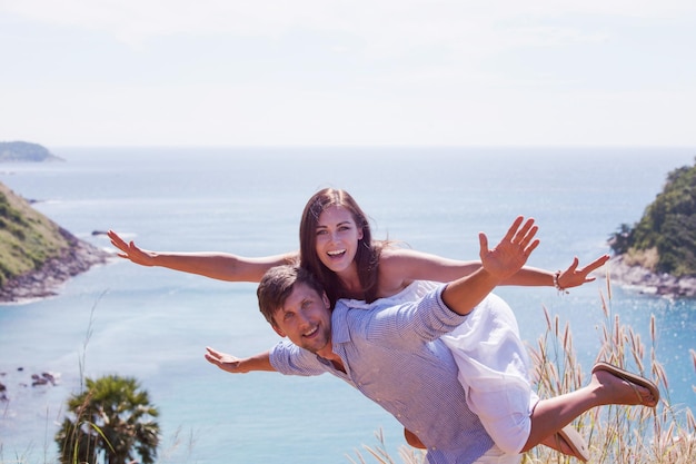 Pareja feliz de vacaciones