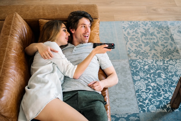 Pareja feliz viendo tv