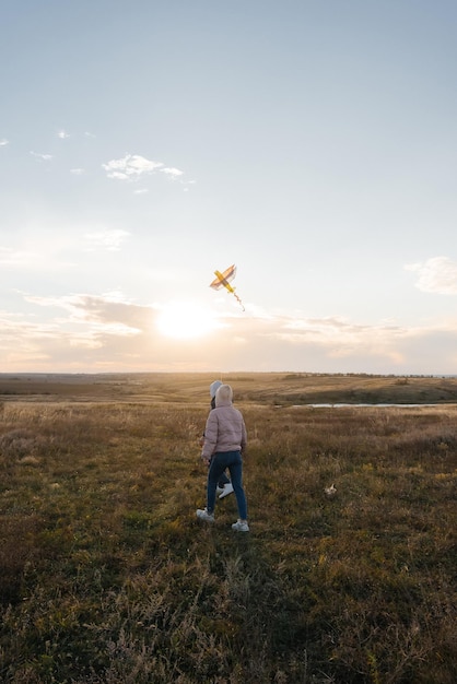 Una pareja feliz vuela una cometa y pasa tiempo juntos al aire libre en una reserva natural Relaciones felices y vacaciones familiares Libertad y espacio