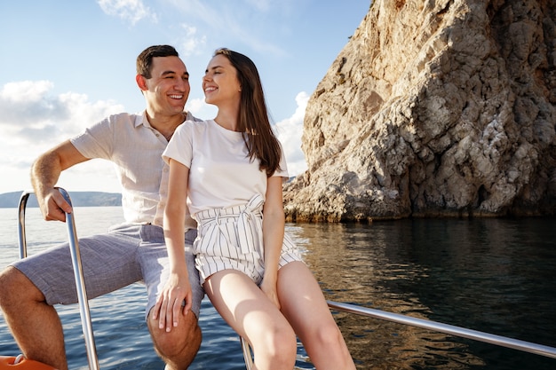 Pareja feliz en un yate en verano en vacaciones románticas