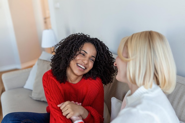 Pareja femenina momentos de amor concepto de felicidad Dos amigas abrazándose y mostrando afecto