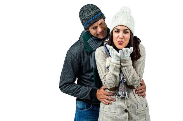 Pareja festivo en ropa de invierno