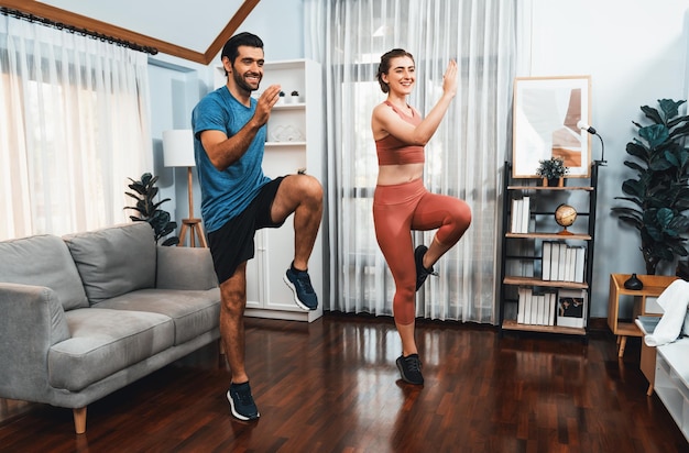 Foto pareja de fitness atlética y deportiva o compañero de ejercicio corriendo en el hogar de gaiety