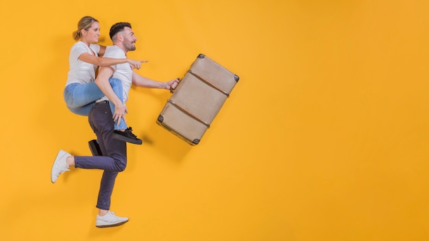 Pareja flotando con un maletín