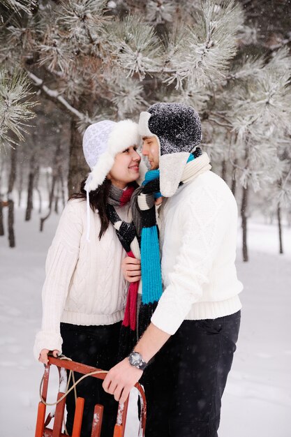 Pareja en el fondo de los árboles nevados