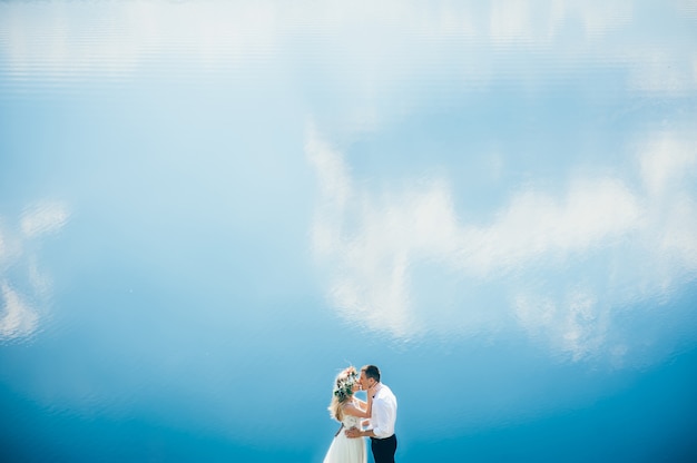 pareja en el fondo del cielo azul, agua