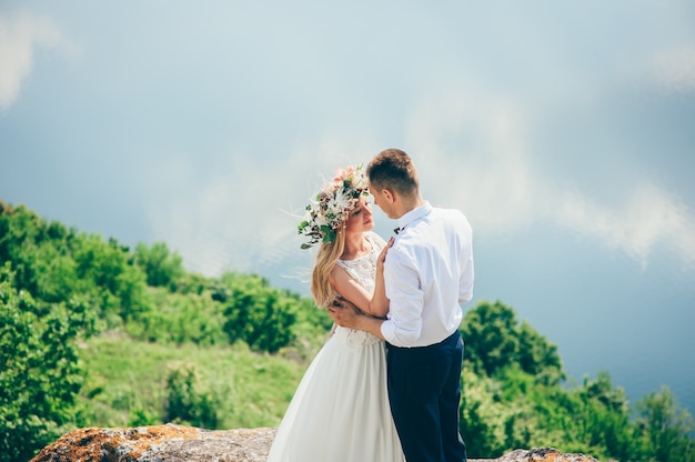 pareja en el fondo del cielo azul, agua