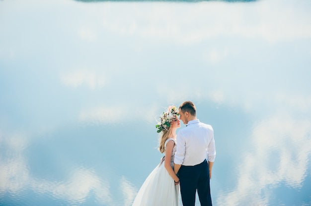 pareja en el fondo del cielo azul, agua