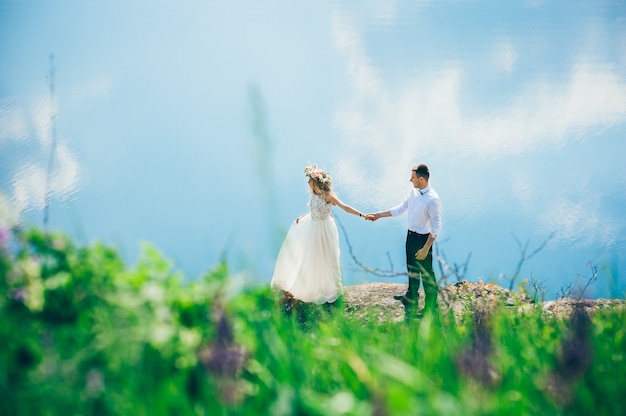 pareja en el fondo del cielo azul, agua