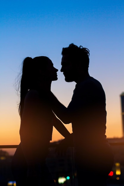 Pareja en el fondo del cielo de la tarde.