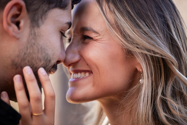 Pareja frente al tacto y riendo juntos con felicidad momento cómico o romance al aire libre para la cita Hombre mujer y tiempo divertido con amor cuidado o feliz en la naturaleza de cerca con la cara de la mano y loco