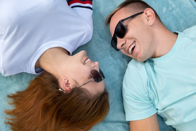 pareja de gafas de sol acostado juntos