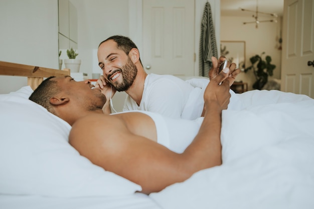 Pareja gay abrazándose en la cama