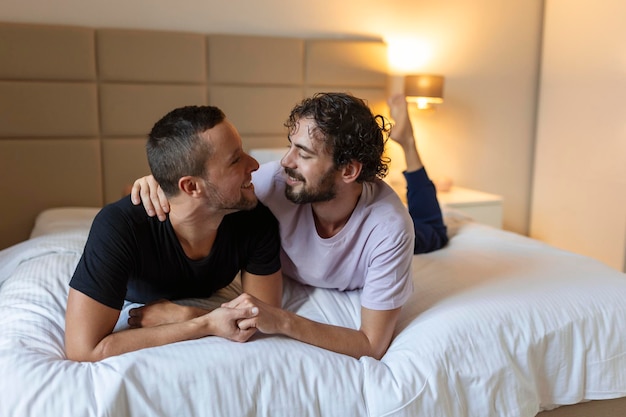 Una pareja gay abrazándose entre sí