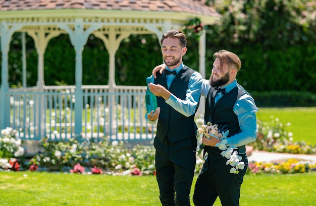 Foto una pareja gay abre vino espumoso champán matrimonio gay pareja homosexual celebrando la boda lbgt