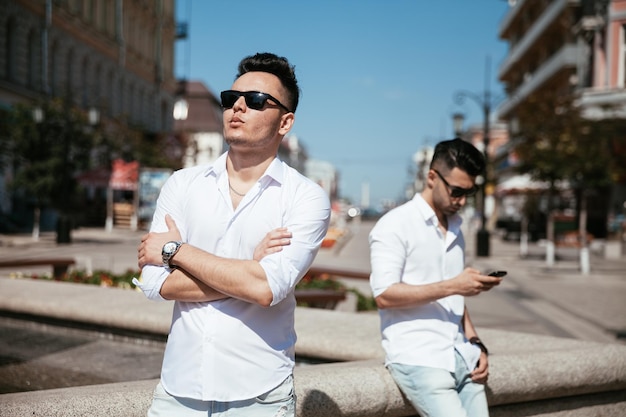 Una pareja gay asiática camina por la calle mirando los lugares de interés y pasándose un buen rato juntos Bien vestidos a la moda