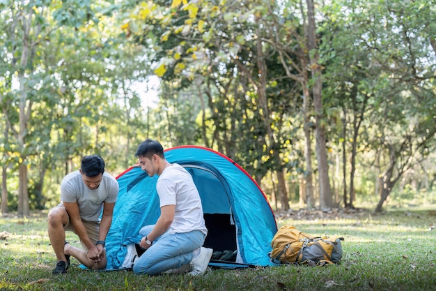 Pareja gay asiática viajando con carpa acampando al aire libre y varios estilos de vida de aventura senderismo vacaciones de verano activas.