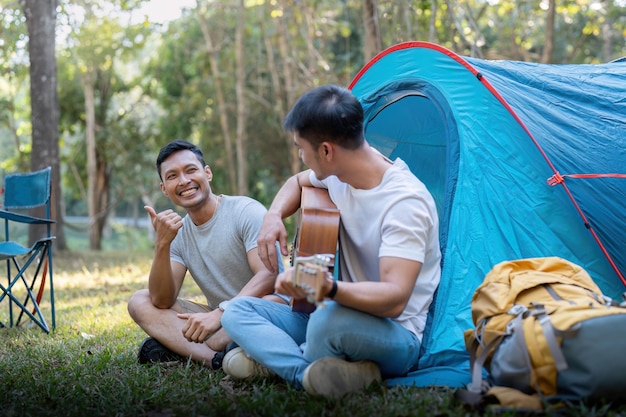 Pareja gay asiática viajando con carpa acampando al aire libre y varios estilos de vida de aventura senderismo vacaciones de verano activas.
