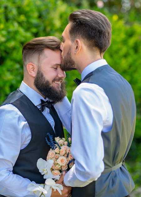 Pareja gay boda Pareja gay besos sensuales Matrimonio gay closeup beso masculino