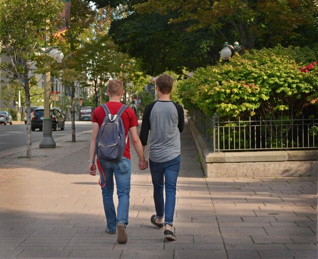 Pareja gay en la ciudad Concepto sobre el amor homosexual y el estilo de vida