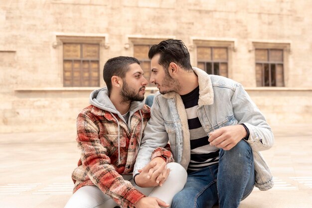 Una pareja gay enamorada mirándose a los ojos