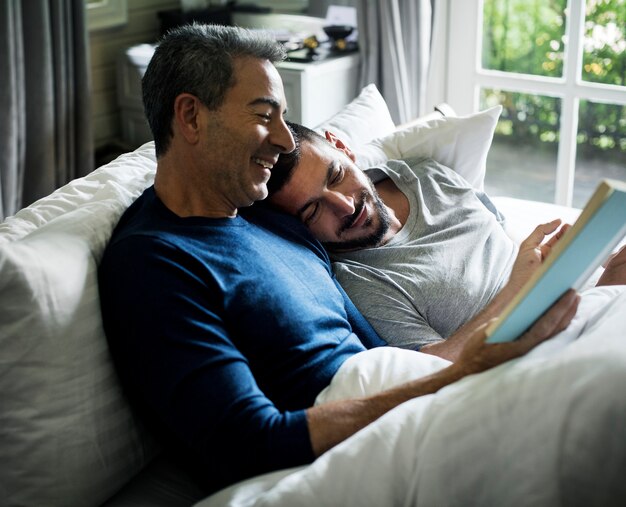 La pareja gay está pasando tiempo juntos