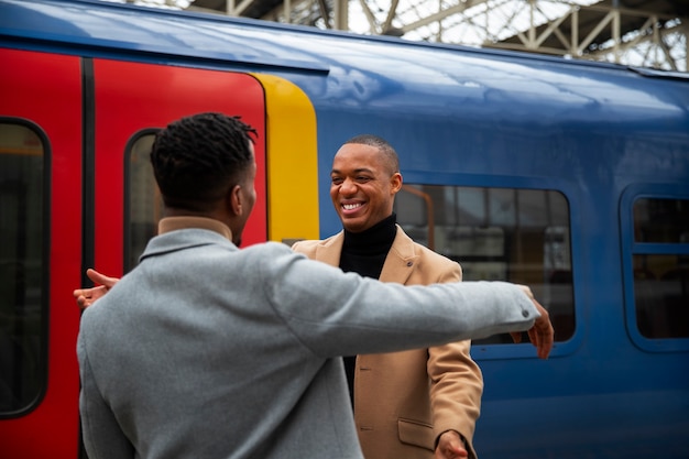 Foto pareja gay en la estación de tren en una cita