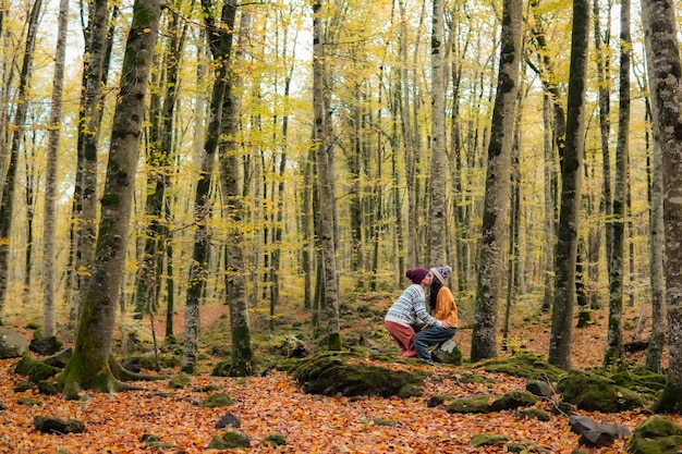 Pareja gay femenina enamorada en el bosque lesbianas mujeres besándose en invierno