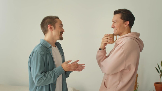 Foto una pareja gay hablando contra la pared.