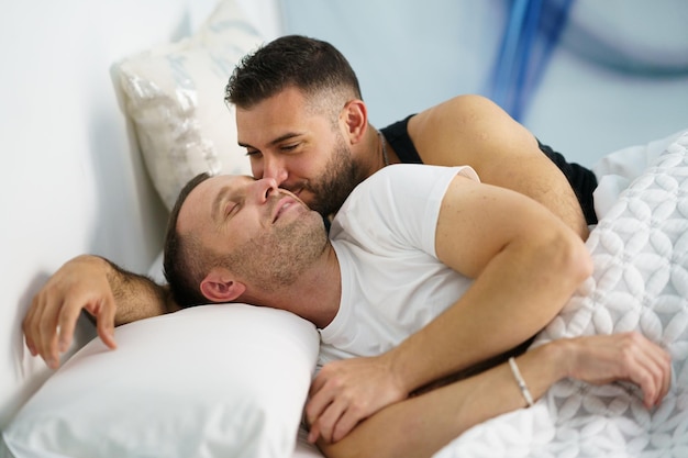 Foto una pareja gay haciendo el amor en la cama.