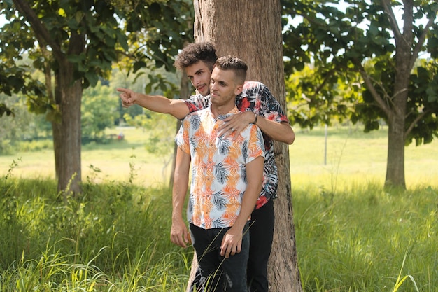 Una pareja gay en la naturaleza.