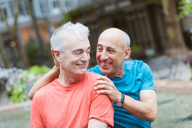 Pareja gay en el parque en Nueva York