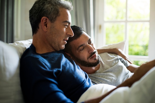 Pareja gay pasa tiempo juntos