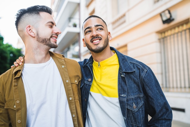 Pareja gay pasar tiempo juntos.