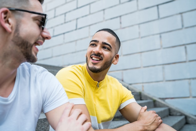 Foto pareja gay pasar tiempo juntos.