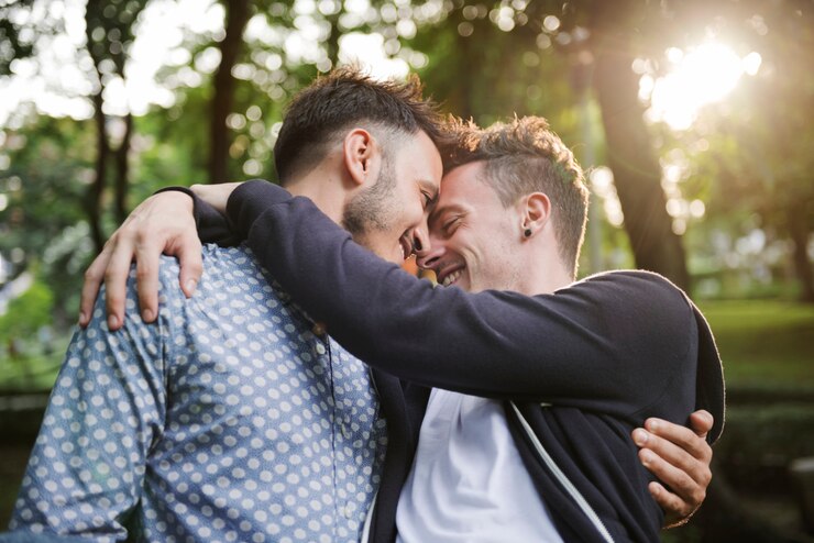 Foto pareja gay que data en un parque